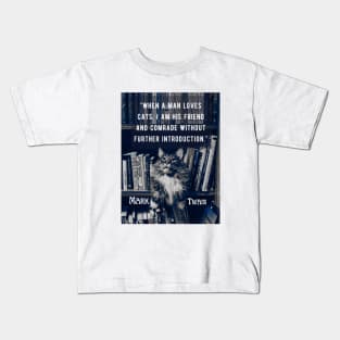 Mark Twain  quote: "When a man loves cats, I am his friend and comrade without further introduction" Kids T-Shirt